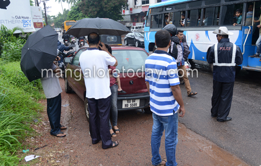 Mangaluru : 5 injured as bus runs amock;  hits several vehicles at Bikarnakatte 4